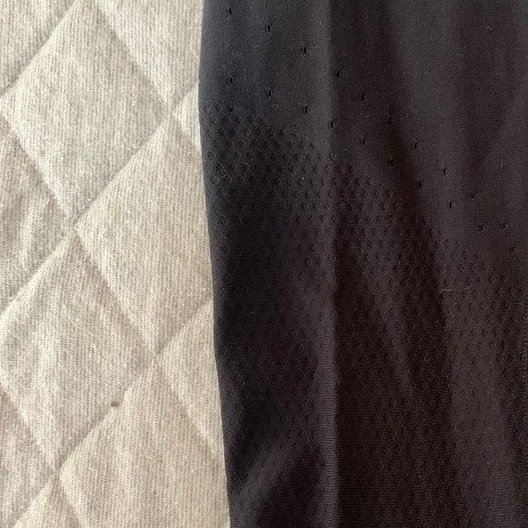 Lululemon leggings size 2 Black like new - Picture 5 of 10